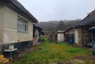 Casa de vânzare compusa din 3 camere, veranda, baie ,cu utilități: apa, canaliza - 2