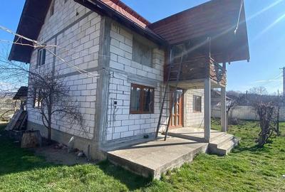 Casă cu Teren 600 Mp în Tigveni - 2