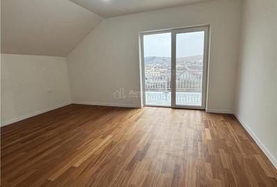 Casă cu Teren 412 Mp în Zăvoi - 3