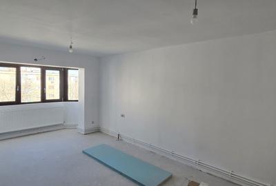 Apartament cu 3 camere decomandat în Craiovița Nouă - 7