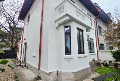 Casă individuală cu 8 camere cu Garaj în Capitale - 1