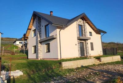 Casă cu 4 camere semidecomandat în Chiperești - 1