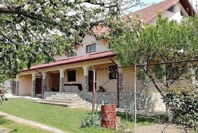 Casă cu Teren 1833 Mp în Central - 1