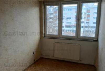Apartament cu 3 camere semidecomandat în Independenței