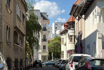 Casă cu 8 camere cu Canalizare în Dorobanți - 1