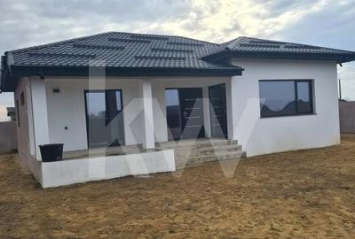 Casa parter, constructie solida, teren generos – Carcea, zona Metro - 2