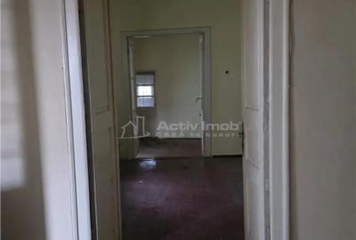 Casă cu 6 camere cu Teren 182 Mp în Calea București - 2