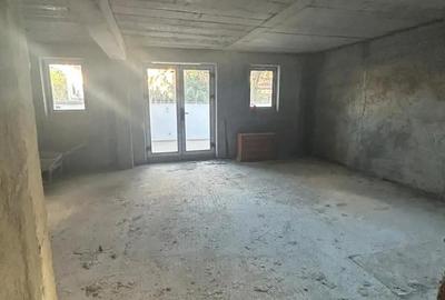 Casă cu 6 camere cu Teren 500 Mp în Titan