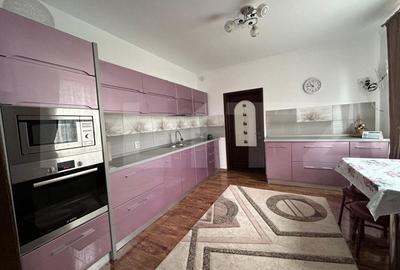 Casă cu 5 camere cu Teren 1600 Mp în Central
