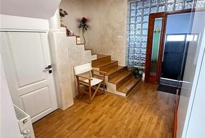 Casa in apreciabil potential,cu terase, curte,gradina echipata,2 pivnite,Str. Ro - 12