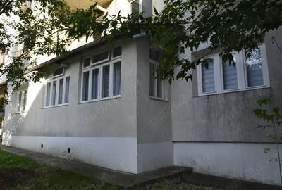 Apartament cu 3 camere decomandat în Huși - 4