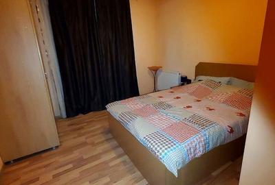 Vand apartament 3 camere mobilat cu parcare - 1