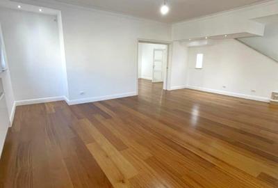 Casă cu 10 camere cu Canalizare în Primăverii - 3