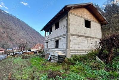 Casa la rosu cu utilitati si teren generos - 8