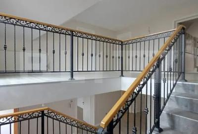Casă cu 5 camere cu Teren 1590 Mp în Luna - 12