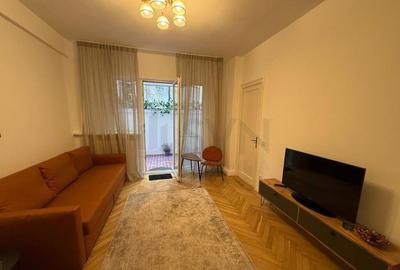 Universitate - apartament cu 3 camere si curte proprie