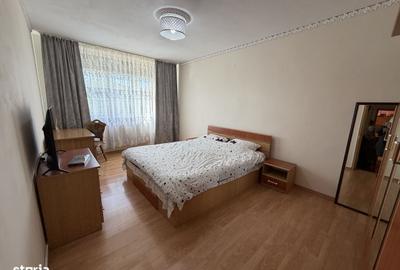 Apartament cu 2 camere decomandat în Tractorul
