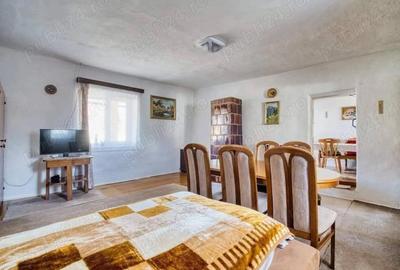 Casă cu 4 camere cu Teren 2300 Mp în Central - 2