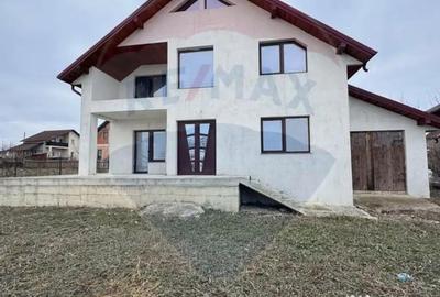 Casă cu 4 camere cu Teren 500 Mp în Mihoveni - 1