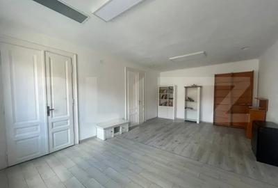 Casă cu 3 camere cu Teren 200 Mp în Central - 1