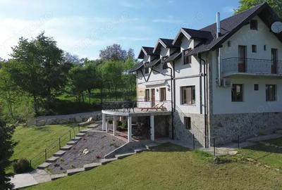 Casă cu 7 camere cu Teren 1982 Mp în Cacica - 4