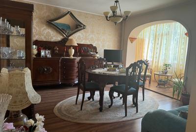 Apartament cu 3 camere decomandat, mobilat în Central