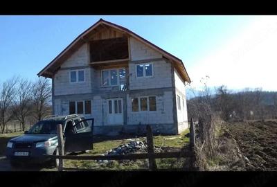 Casă cu Teren 840 Mp în Pui - 1
