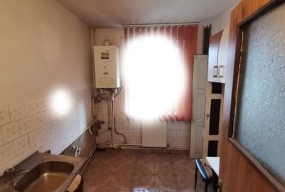 Apartament 3 camere semidecomandat, parter inalt, Darmanesti