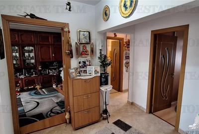 Apartament cu 4 camere decomandat, mobilat în CET - 5