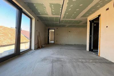 Casă cu 4 camere cu Teren 648 Mp în Central - 1