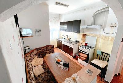 Apartament cu 3 camere semidecomandat, mobilat în Central - 1