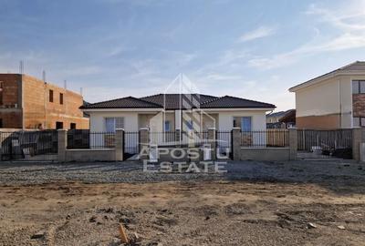 Jumatate de duplex pe parter cu 3 camere si 2 bai, Sag