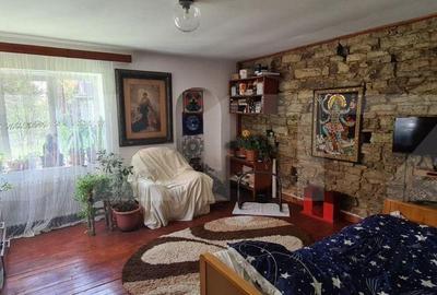 Casă cu 2 camere cu Teren 300 Mp în Central