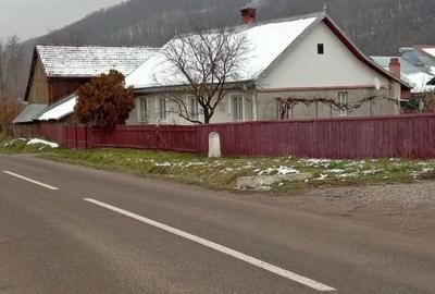 Casă cu 4 camere în Pătrăuți