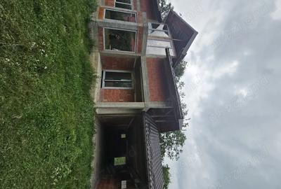Casă cu 5 camere cu Teren 1067 Mp în Central - 3