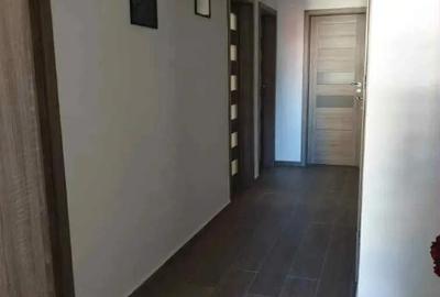 Apartament cu 3 camere decomandat în Tractorul - 7