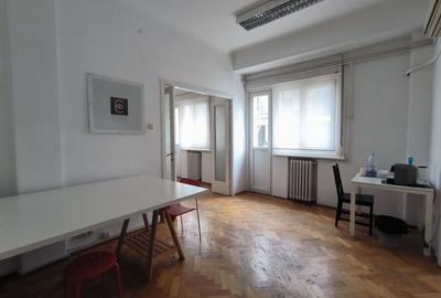 Apartament cu 3 camere semidecomandat în Calea Victoriei