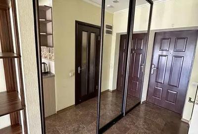 Garsonieră decomandată în Titan