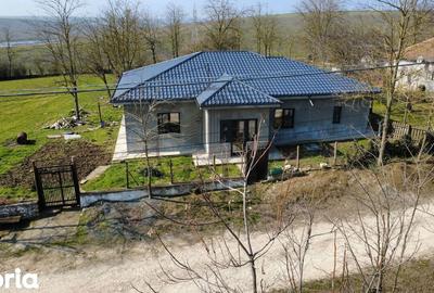 Casă cu 4 camere cu Teren 2561 Mp în Cobadin - 1