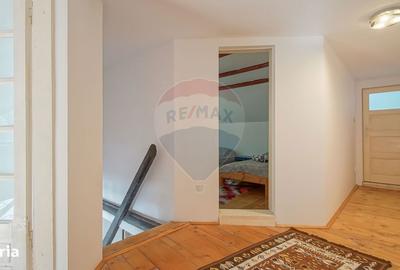 Casă cu 5 camere cu Teren 4200 Mp în Moieciu - 1