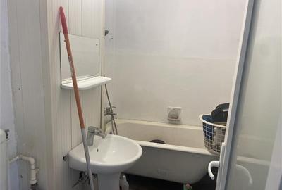 Apartament 3 camere , zona Gara, et 2/4 , centrala termica individuala , pret fi - 4