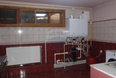 Casă individuală cu 8 camere cu Canalizare în Central - 22