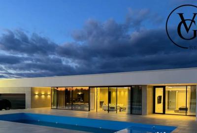 Casă cu 7 camere cu Piscina în Izvorani - 1