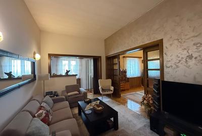 Apartament 4 camere,decomandat,etaj 1 + curte privata,zona ultracentrală Apartament 4 camere,decomandat,etaj 1 + curte privata,zona ultracentrală - 1