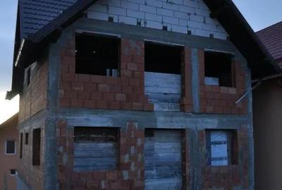 Casă cu 5 camere cu Teren 300 Mp în Burdujeni