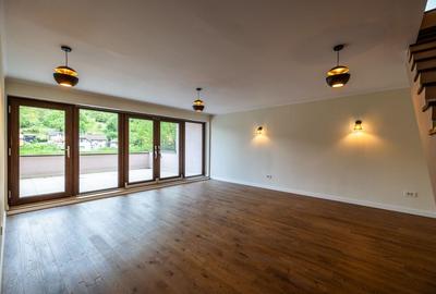 Penthouse cu 4 camere decomandat în Brașovul Vechi