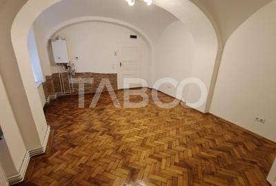 Garsoniera spatioasa de inchiriat in Centrul Istoric - Comision 0 - 3