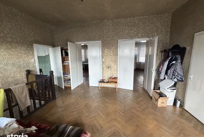 Casă cu 5 camere cu Teren 330 Mp în Central