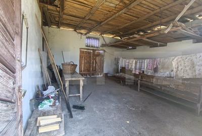 Casa cu 3 camere si o bucatarie de vara si 1300 mp teren si anexe - 9