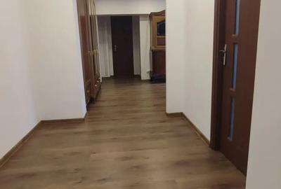 Apartament cu 3 camere semidecomandat în Obor
